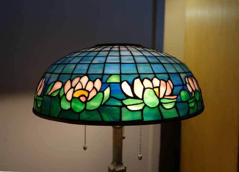 Bigelow & Kennard Lily Border Table Lamp