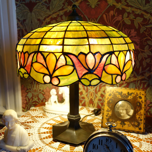 American stylized floral Leaded Table Lamp