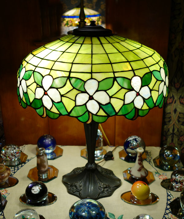 American stylized floral Leaded Table Lamp