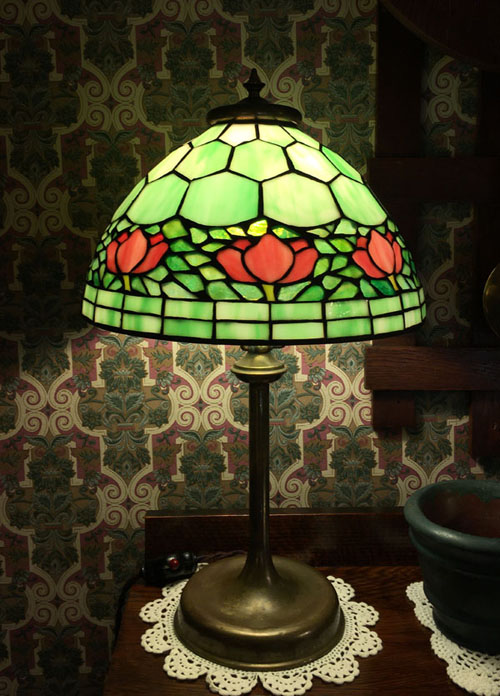 Unique Art Glass Tulip Motif Shade