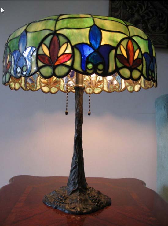 Amboy Works Stylized Floral Leaded Glass Table Lamp