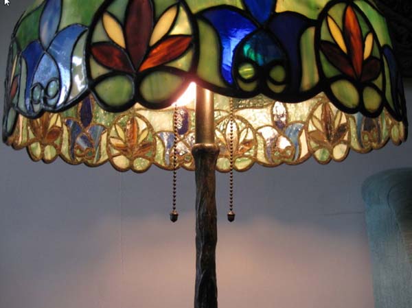 Amboy Works Stylized Floral Leaded Glass Table Lamp