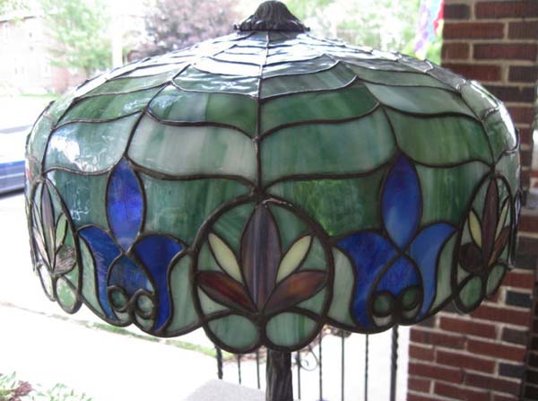Amboy Works Stylized Floral Leaded Glass Table Lamp
