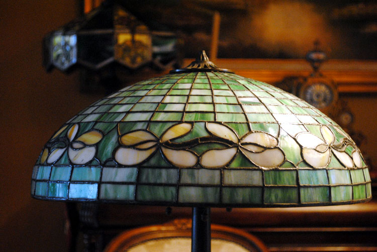 Suess Honeysuckle Border table lamp