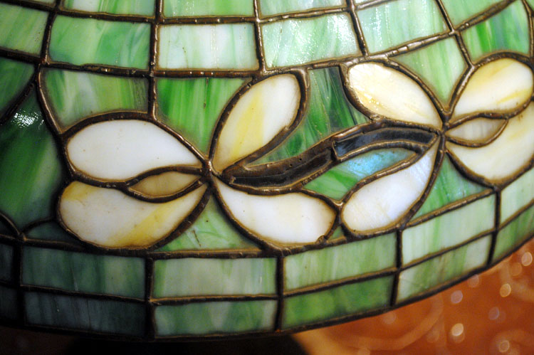 Suess Honeysuckle Border table lamp